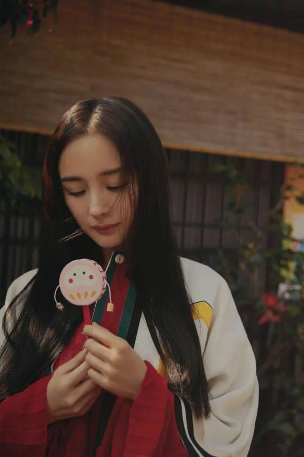 楊冪京都大片，拿小扇子有那味兒了，襪子欣賞不來……