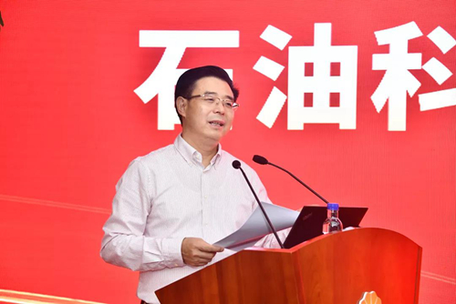 石油科學家要攀登世界科技的屋脊