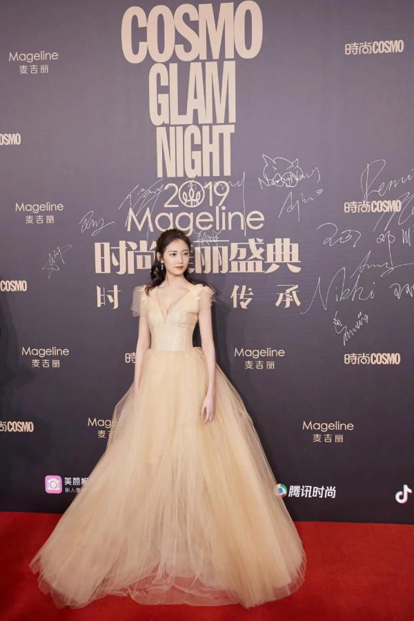 陳鈺琪裙裝簡約而不簡單，優雅又不失氣場，傾國又傾城