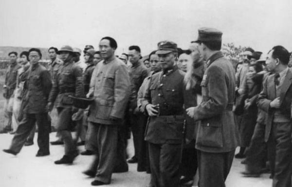 重慶談判時，每天抽50支菸的毛主席，被蔣介石評價：毛此人不可輕視