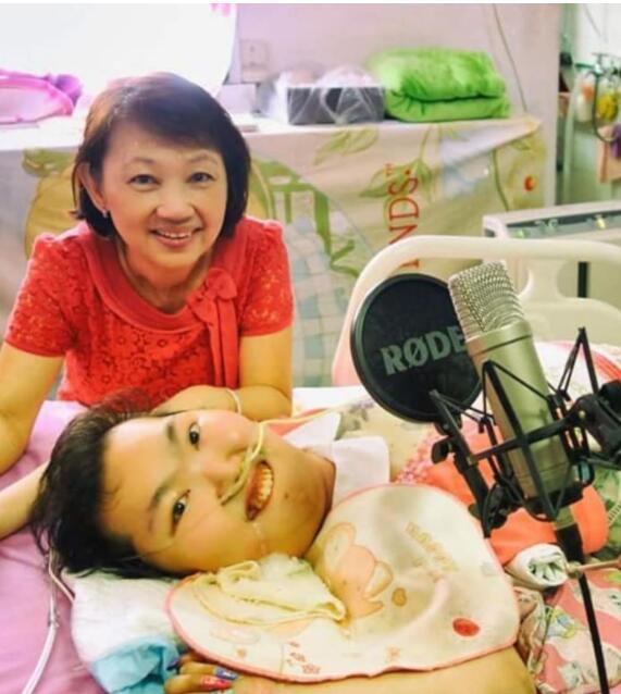 終身癱瘓的“奇女子”對生活不棄、靠網路謀生，感動新加坡