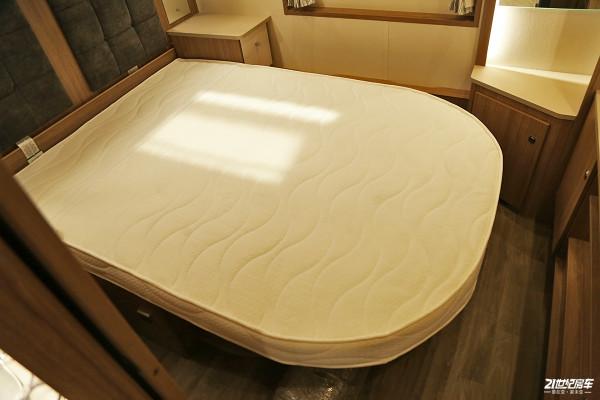 車長超7.8米，自重1噸多！英國COACHMAN拖掛房車