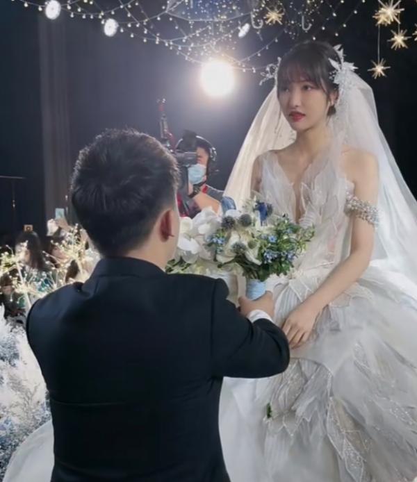 知名網紅四川可樂大婚,趙本山女兒擔任證婚人,豪車雲集排面十足 知名網紅四川可樂大婚,趙本山女兒擔任證婚人,豪車雲集排面十足