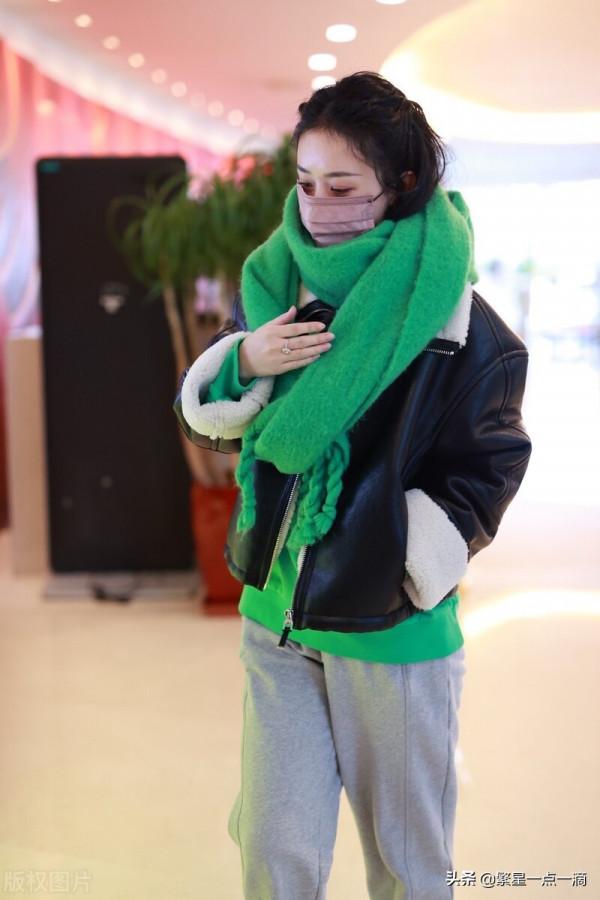 趙麗穎出道15年首次參加央視春晚彩排 穎綠圍巾搭翻領夾克 靈巧可愛