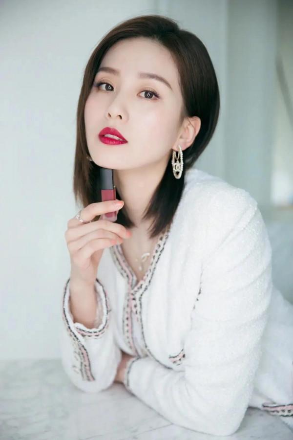 劉詩詩穿粉裙捲髮拍寫真明媚、甜美，淺笑嫣然優雅不失可愛