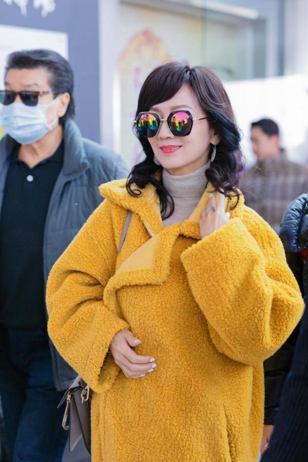 趙雅芝真越老越“潮”，穿檸檬色大衣高調減齡，65的年齡25的氣質