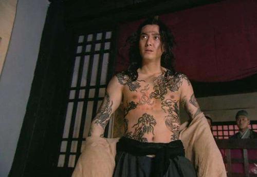 中國紋身第一人:父母不願意認他,身份證也難換 中國紋身第一人:父母不願意認他,身份證也難換