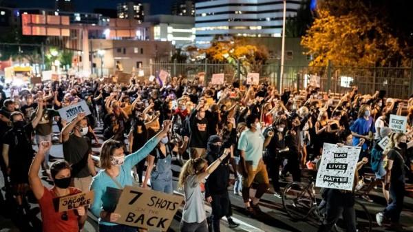 槍殺暴徒的少年判無罪，全美竟震怒？多城抗議，波特蘭陷打砸搶燒