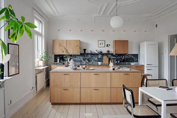 華麗的灰泥造型與時尚裝飾的瑞典公寓(112 平方米) 華麗的灰泥造型與時尚裝飾的瑞典公寓(112 平方米)