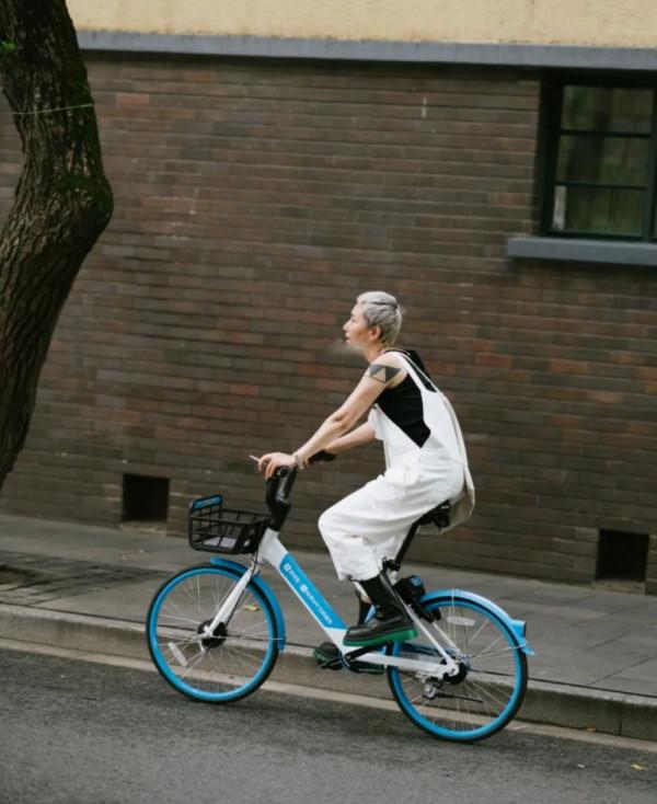 60歲上海奶奶真時髦!穿揹帶褲騎單車出門,頭上裹塊花頭巾好拉風 60歲上海奶奶真時髦!穿揹帶褲騎單車出門,頭上裹塊花頭巾好拉風