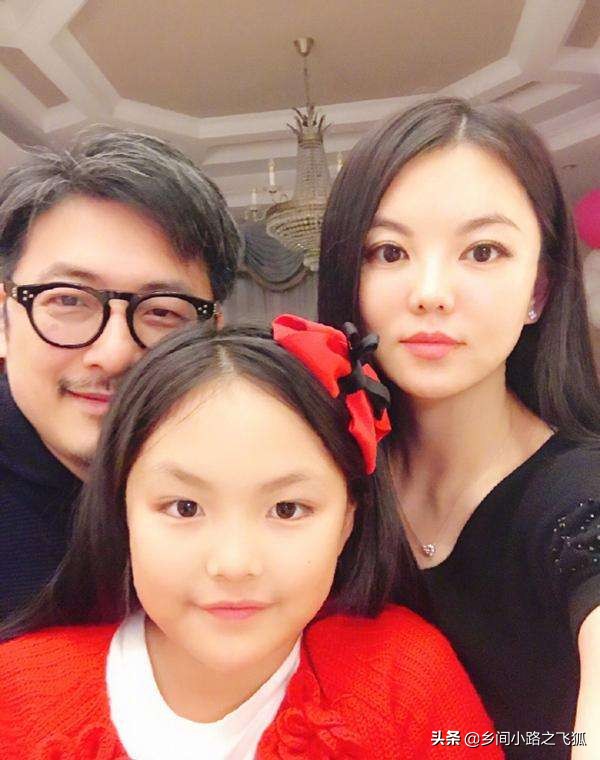 網友偶遇李湘和王詩齡買包 母女倆背影神似難分清 網友偶遇李湘和王詩齡買包 母女倆背影神似難分清