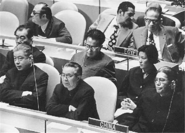 章含之:毛主席英文教師,丈夫出軌後嫁60歲喬冠華,晚年守寡25年 章含之:毛主席英文教師,丈夫出軌後嫁60歲喬冠華,晚年守寡25年