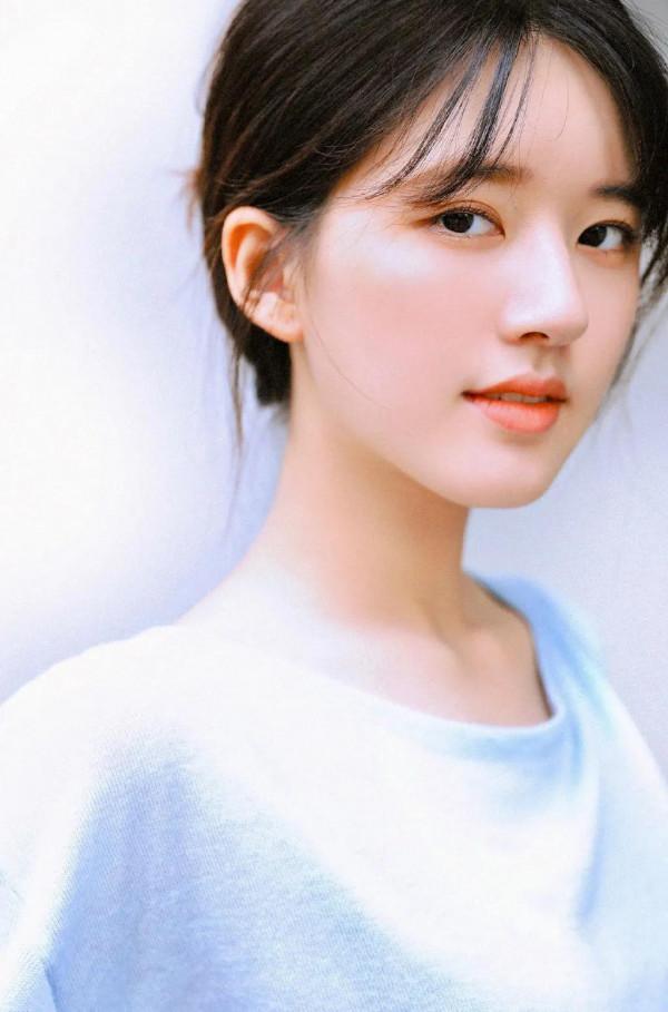 趙露思，青年演員，猶如怒放的玫瑰