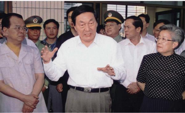 九江長江大堤決口，朱鎔基與當地領導握手板著臉，講話時偷偷擦淚