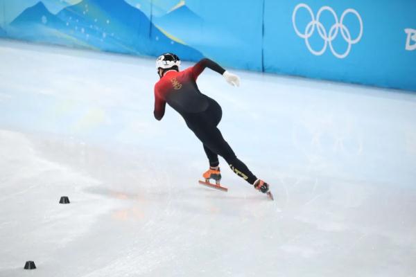 永不放棄！摔倒後奮起直追，中國隊晉級決賽