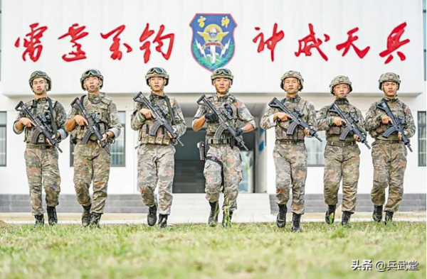 國產192短突成“傘兵步槍”?雷神突擊隊人手一把,搭配橙子背心 國產192短突成“傘兵步槍”?雷神突擊隊人手一把,搭配橙子背心