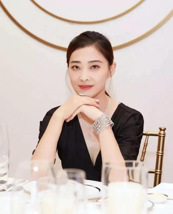 梅婷二婚嫁給曾劍，生育一兒一女，把婆婆當親媽，一家10口人同住