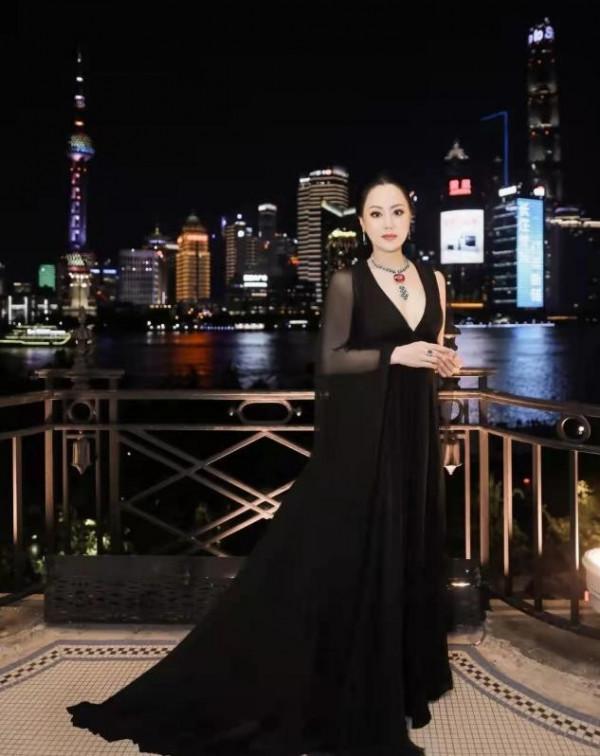 章小蕙這富態氣質絕了！戴5顆寶石項鍊亮相活動，雍容貴氣太耀眼