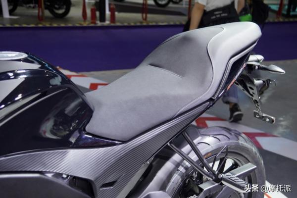 街車有兩種，能戰鬥的街車和其他街車