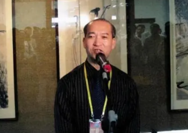 23歲小夥繼承姨媽英國房產，內藏六萬件中國文物，後全部捐國家