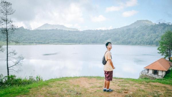 印尼有個湖泊會冒煙，時不時飄來臭雞蛋味，旁邊居然建起了咖啡廳