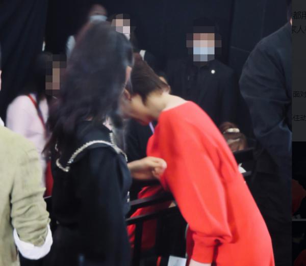 54歲徐帆出席活動現場落淚！多次轉身用紙擦淚，穿紅裙膚白不顯老