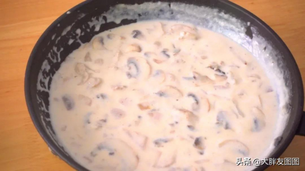 天冷了，煮個酥皮面包湯喝，喝完湯，吃浸滿奶油湯汁的麵包，滿足