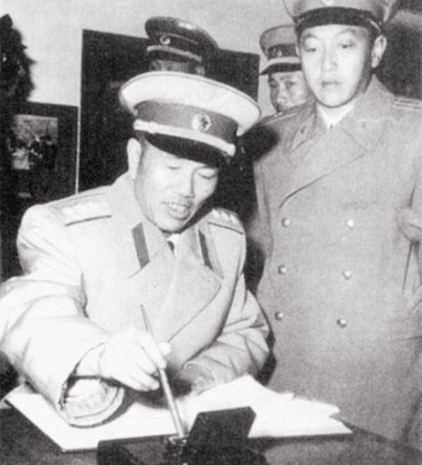 戰士從報紙上認出父親，指導員卻說：別亂想了，那是高階首長