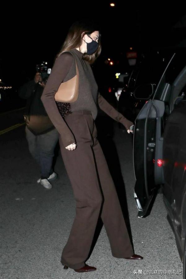 今年火了一種靴子,叫“吸菸靴”,顯瘦顯高,搭大衣風衣都合適 今年火了一種靴子,叫“吸菸靴”,顯瘦顯高,搭大衣風衣都合適