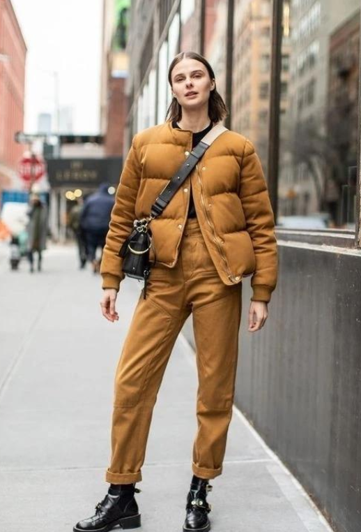 成熟的女人，穿搭羽絨服儘量避開這幾個顏色，顯老廉價不時髦