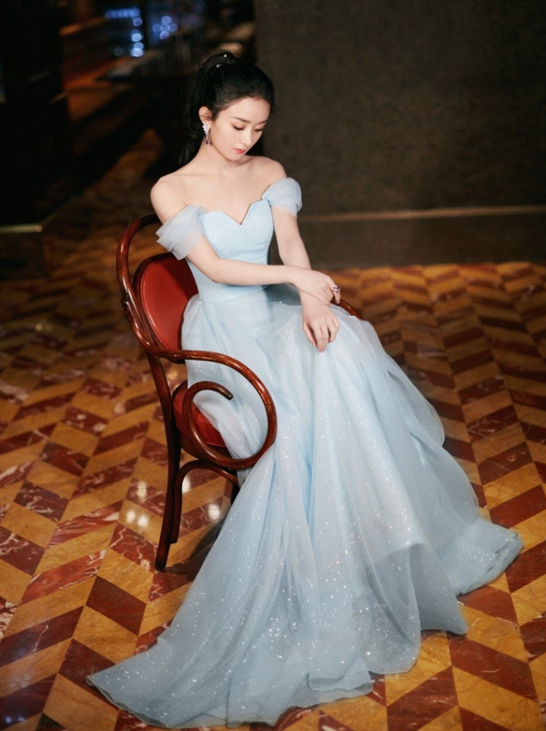 趙麗穎的身材“瘦而不柴”，骨架明顯卻有肌肉感，星空裙真挺耀眼