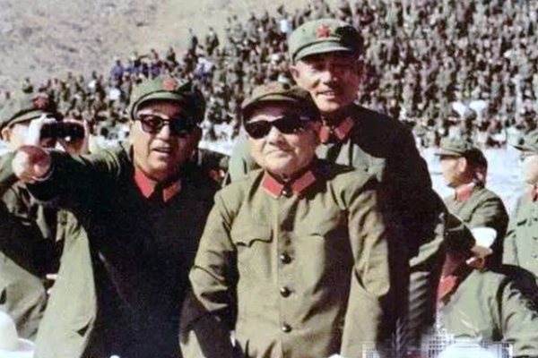 1981年蘇聯集結50萬大軍震撼北約，10天后，中國10萬大軍震撼世界