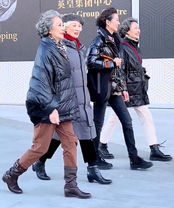 黑色羽絨服怎麼就土氣了？學70歲奶奶們這樣穿，配短靴顯高還時髦