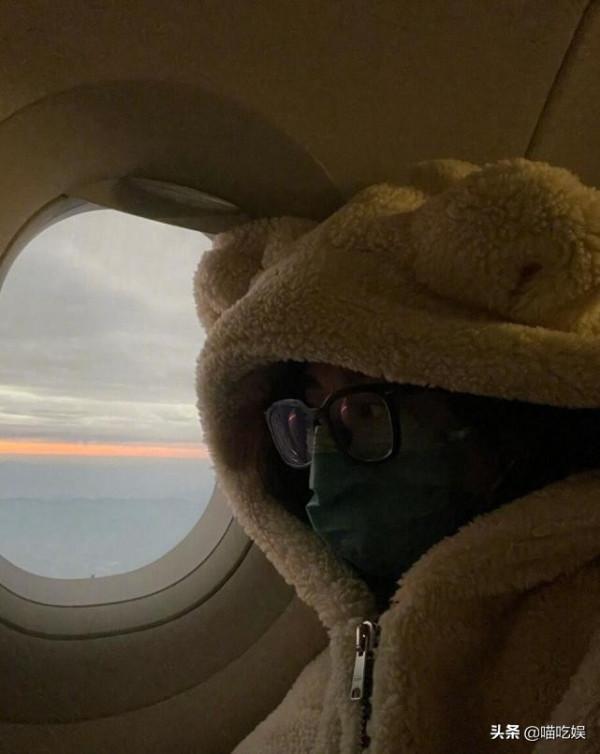 迪麗熱巴穿小熊連帽外套坐飛機，變身萌系女孩，29歲已高度近視