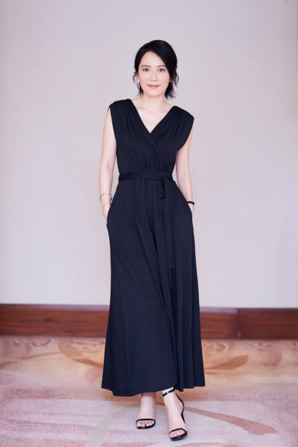 47歲俞飛鴻真美！僅僅是穿了件深V領長裙，滿屏都散發著女人味