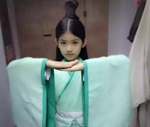 “小福朵”越來越美了，一顰一笑綻放優雅，被贊為05後小花