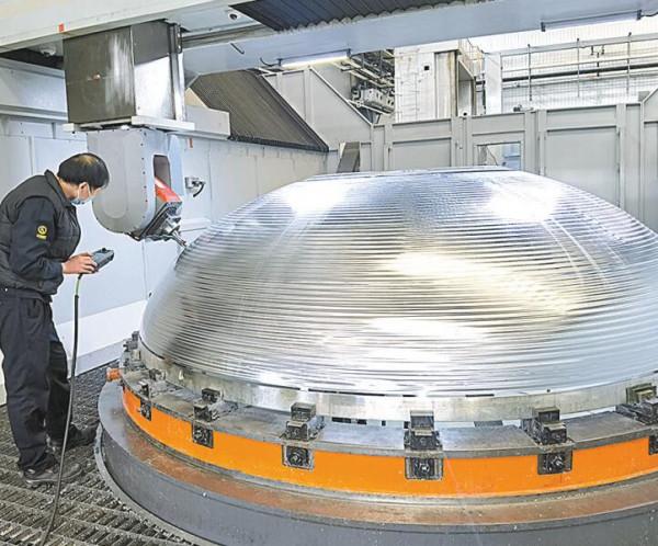 首個 3&period;35 米箱底整體銑削加工完成