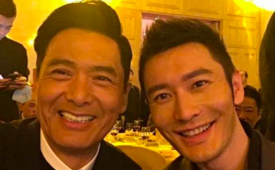 同是給馮程程打傘，周潤發版與黃曉明版，兩個版本的差距有多大？