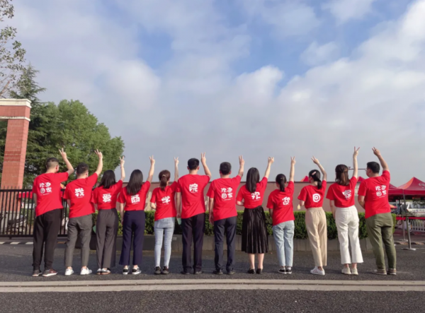 一大學生返校“行李”50箱!“這就是別人家的同學……” 一大學生返校“行李”50箱!“這就是別人家的同學……”