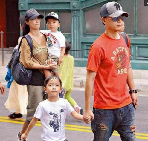 李克勤全家照，低調了26年老婆原來這麼漂亮，2個兒子乖巧帥氣