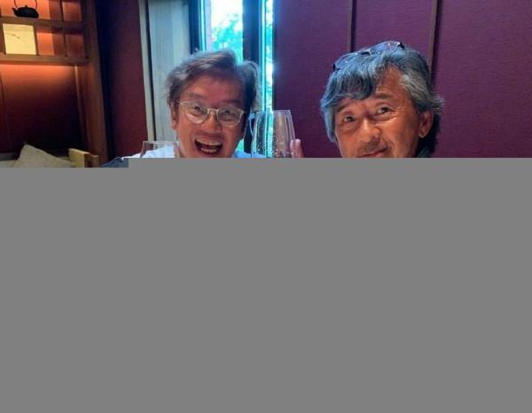 林子祥真會打扮，74歲穿毛衣喇叭褲趕機，古稀之年挎包打招呼太帥