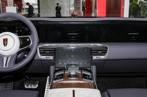 長超5米2提速5秒，造型霸氣，開出去回頭率十足，實拍紅旗E-HS9