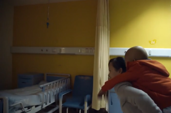 真實故事：安徽4歲男孩患惡性腫瘤，手術時被迫中止，父母痛哭