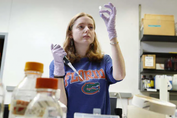 24歲的她,正在研究如何治療自己的疾病 24歲的她,正在研究如何治療自己的疾病