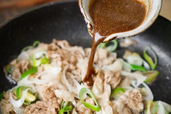 鮮嫩可口的蔥爆羊肉卷，鮮香的記憶，從未改變