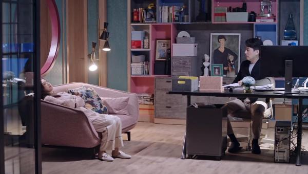 《突圍》靳東秦嵐夫妻倆的家，普普通通的，跟老幹部人設完全不符