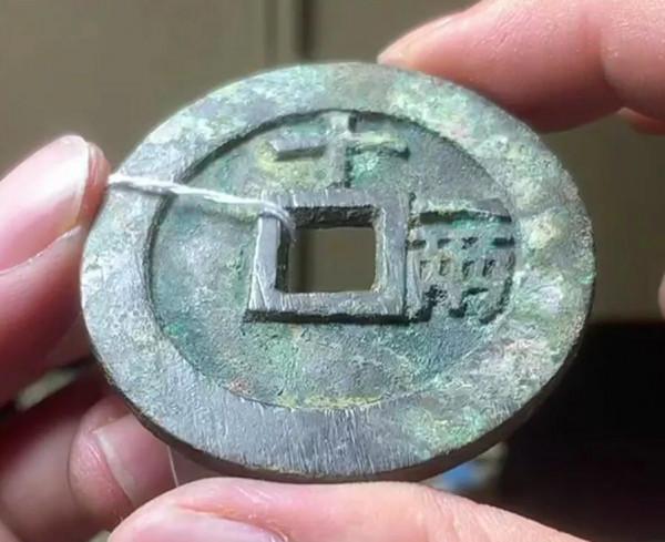 土豪花費巨資買了一枚古幣，以為他不懂行情，結果還撿漏了