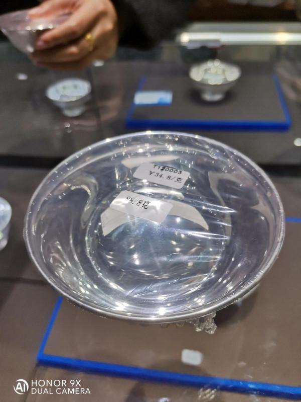 苗寨景區旅遊,看上價值2500元的銀碗值得買嗎?有沒有收藏價值? 苗寨景區旅遊,看上價值2500元的銀碗值得買嗎?有沒有收藏價值?