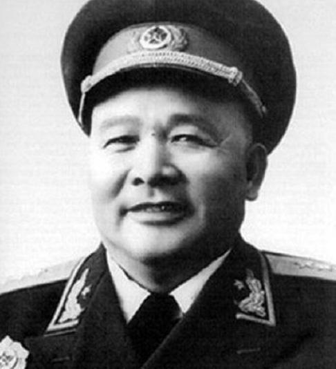 1961年，紅25軍將領合影，3位大軍區司令都站後排，誰坐前排C位？