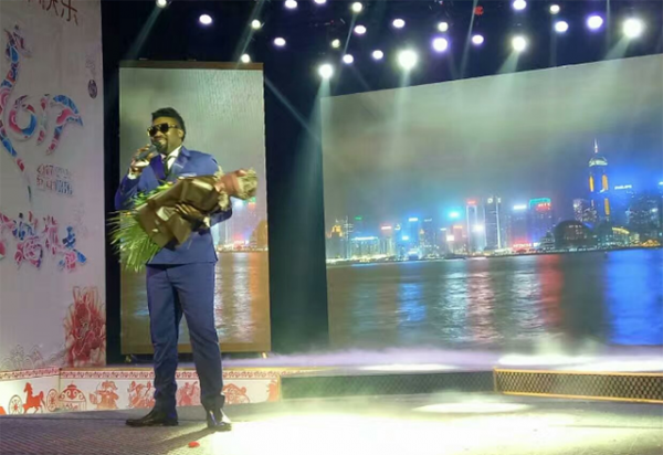 06年《星光大道》黑人亞軍，出場費18萬，採訪稱：我在這裡像在家